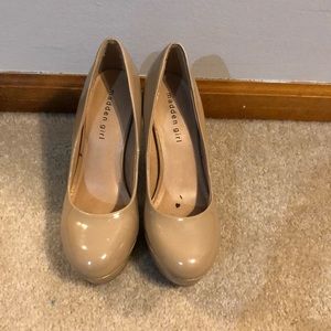 Cream colored pumpes